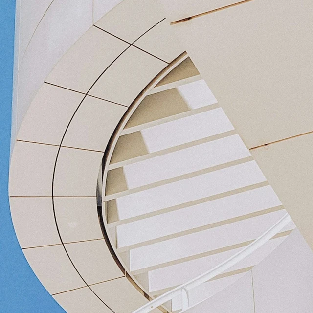 Kwadrat / 1:1: rzeczywisty kadr geometrycznej elewacji z tego samego zdjęcia Getty Center.