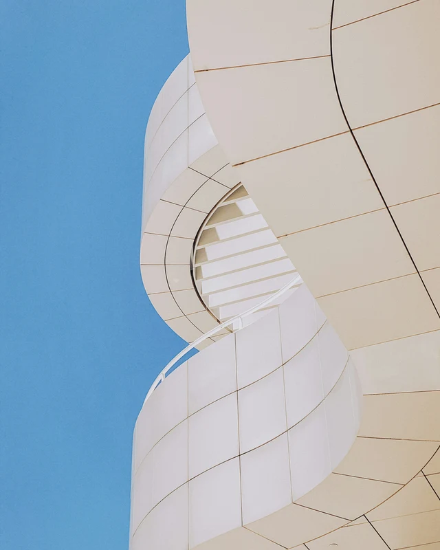 Źródło: elewacja Getty Center. Niebieska ramka wskazuje obszar zainteresowania.